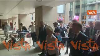 Consiglio Ue, l'arrivo in conferenza stampa di Michel, von der Leyen e Macron