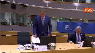 Consiglio Ue, i leader europei prendono posto per l'inizio della riunione