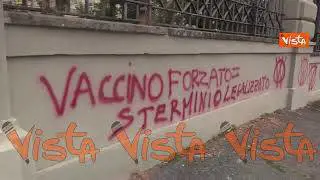 "Vaccini = sterminio", imbrattato lo Spallanzani di Roma con scritte no vax