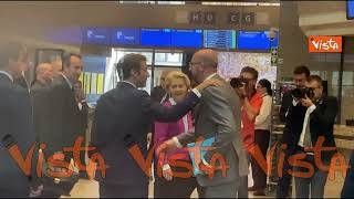 Consiglio Ue, ecco il saluto con baci e abbracci tra Macron, Michel e von der Leyen
