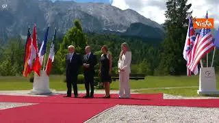 Boris Johnson e la moglie Carrie arrivano al G7 in Germania