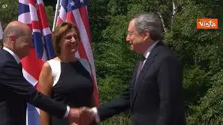 G7 in Germania, l'arrivo di Draghi accolto dal cancelliere tedesco Scholz