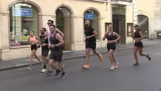 Roma nella morsa del caldo, i turisti si rifugiano alle fontane di Piazza Navona e Piazza del Popolo