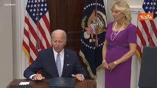Joe Biden firma legge su stretta sulle armi negli Usa e bacia la moglie Jill