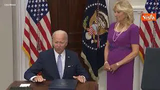 Joe Biden firma legge su stretta sulle armi negli Usa e bacia la moglie Jill