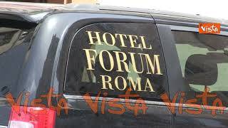 Beppe Grillo a Roma, l’attesa per l’uscita dall’Hotel Forum in zona Colosseo