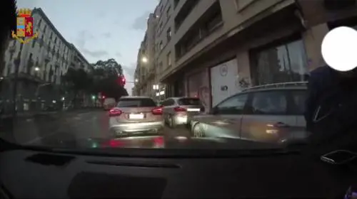 Truffa dello specchietto: il video dei furti