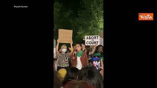 Aborto Usa, la deputata dem Ocasio-Cortez in piazza: Mi stuprarono, ma allora avrei potuto scegliere