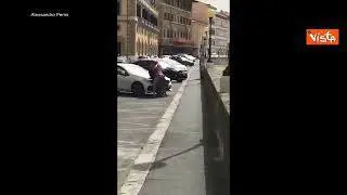 Donna si difende da scippo a Livorno e mette in fuga il ladro picchiandolo, il video virale