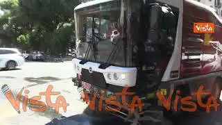 Il Sindaco Gualtieri sale su un mezzo AMA ed aiuta a pulire le strade di Piazza Mazzini