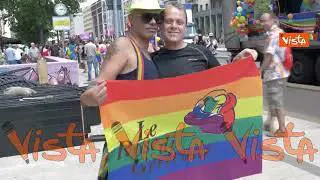 Pride Milano, carri e manifestanti attendono l'inizio della parata. Le immagini