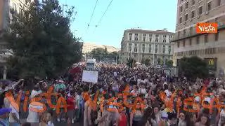 L'onda del Pride di Napoli 2022 sfila per le vie della città, le immagini dall'alto