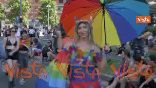 Ecco i look esuberanti visti durante il corteo del Pride di Milano