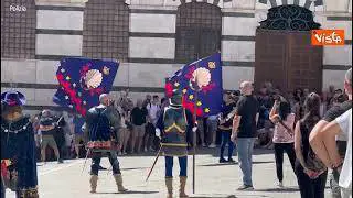 Palio di Siena, vince il Drago. Le immagini degli sbandieratori
