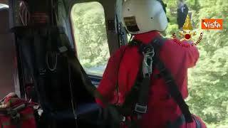 Ritrovato dopo sette giorni l'escursionista disperso in Friuli, le immagini del salvataggio