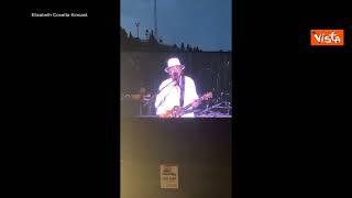Carlos Santana sviene sul palco durante un concerto in Michigan