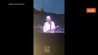 Carlos Santana sviene sul palco durante un concerto in Michigan