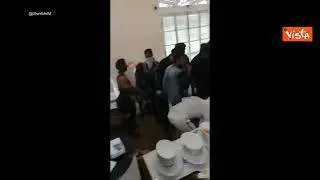 Sri Lanka nel caos, manifestanti invadono la residenza presidenziale. Rajapaksa fugge