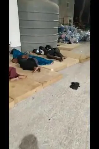 Lo stato di degrado dentro l'hotspot di Lampedusa