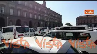 Sciopero tassisti a Napoli, centinaia di auto occupano piazza del Plebiscito