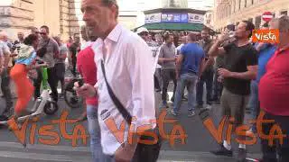 Cori contro Draghi e il Governo alla protesta dei tassisti davanti a Palazzo Chigi