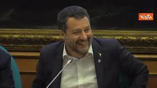 Salvini fa il gesto delle corna durante la conferenza stampa alla Camera