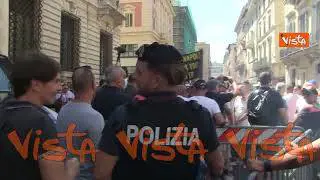 "Chi non salta Mario Draghi è", va avanti con slogan e petardi la protesta dei tassisti a Roma