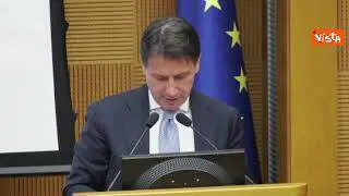 Conte: "Non parteciperemo al voto di fiducia in Senato". Standing ovation dei parlamentari 5S