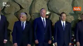Biden in Israele visita lo Yad Vashem si inginocchia davanti a due sopravvissute all'Olocausto