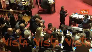 Dl Aiuti, Castellone annuncia non partecipazione al voto fiducia. Applausi e abbracci tra i 5S