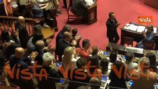 "Buffoni!", cori dall'opposizione contro i senatori M5S dopo l'annuncio del non voto alla fiducia
