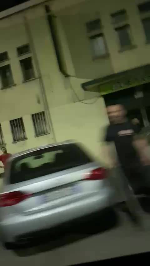 Uomo armato di coltello a Milano