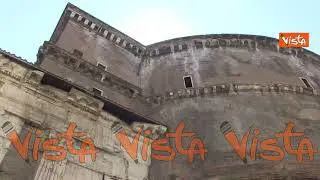 Pantheon imbrattato con la vernice, sul muro la scritta “Aliens exist”