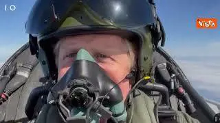 Boris Johnson in versione "Top Gun" sfreccia a bordo di un jet Typhoon