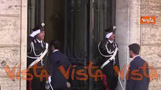 Draghi sorride e saluta la stampa all'arrivo al Senato per le comunicazioni