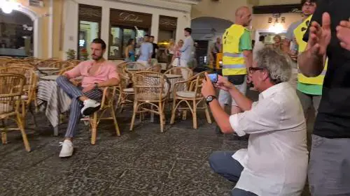 Capri, il regista Sorrentino sul set in piazzetta