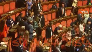 Fiducia Draghi, ecco l'uscita dei senatori della Lega dall'Aula del Senato al momento del voto