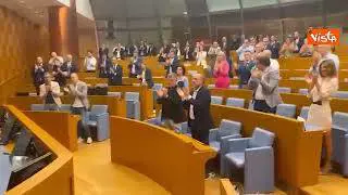 Salvini accolto dagli applausi alla riunione dei parlamentari della Lega dopo voto al Senato