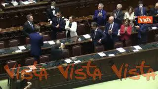 Lunghissimo applauso della Camera per Draghi all'ingresso nell'aula della Camera