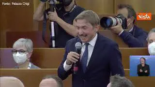 Dal siparietto col pavone a Oporto ai commenti sul calcio, ecco tutte le battute di Draghi