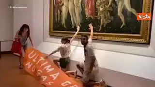 Blitz degli ambientalisti agli Uffizi a Firenze, il video