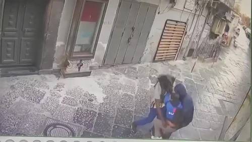 Immigrati rapinano un ragazzo nel centro di Napoli