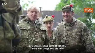 Johnson in mimetica lancia una granata e testa lanciamissili con le truppe ucraine nello Yorkshire