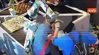 Robot rompe dito a un bambino durante un torneo di scacchi