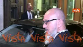 Berlusconi esce dalla Camera dopo l’incontro del centrodestra con Salvini e Meloni