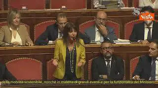 La Russa legge la Gazzetta dello Sport mentre presiede la seduta al Senato