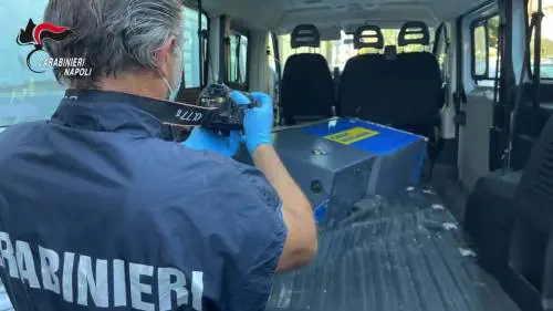 Sradicano lo sportello automatico e tentano la fuga. Furto choc a Sorrento