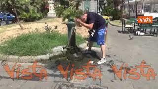 Estate a Napoli, si combatte il caldo rinfrescandosi alle fontanelle e stando all'ombra