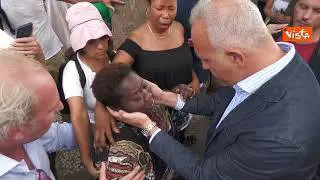 Nigeriano ucciso a Civitanova Marche, il sindaco Ciarapica abbraccia la moglie della vittima