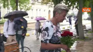 La commissaria Ue Johansson depone fiori al muro dei caduti in Ucraina